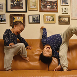 夏祭りで提灯に目を輝かせている子どもの写真