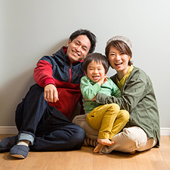 かき氷を食べている子どもの写真