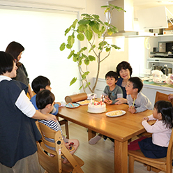 肩車をして綺麗な風景を眺めている親子の写真