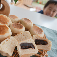 子どもの笑顔とお菓子とパンの写真