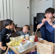 家族で食事している写真