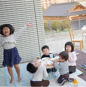 ウッドデッキでBBQをしている子どもたちの写真