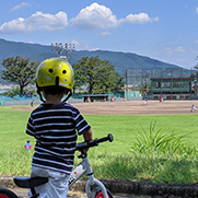 自転車に載っている子どもの写真