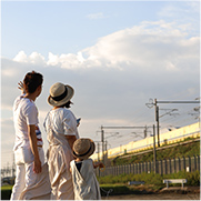 家族で電車を眺めている写真