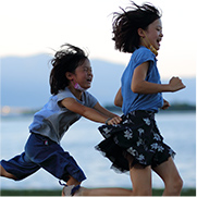 走っている二人の子供の写真