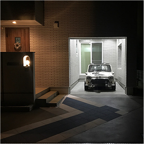 屋内外から愛車を楽しむことができるガレージの写真