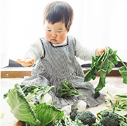 野菜を持つ赤ちゃんの写真