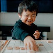 将棋を楽しむ子供の写真