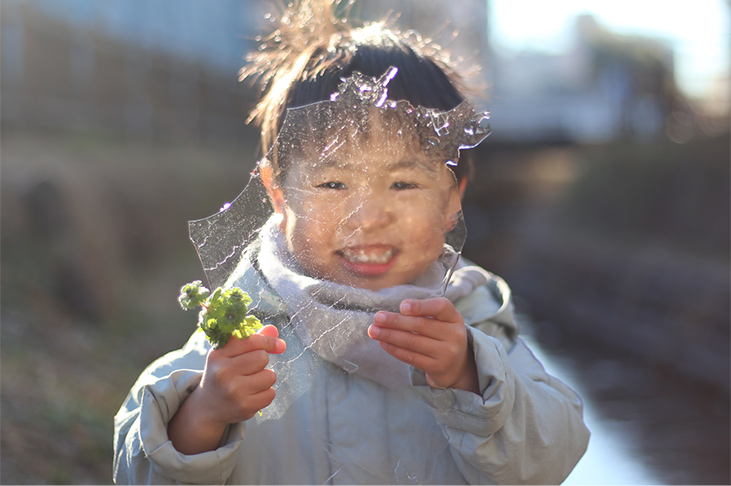 氷を手に持つ子供の写真