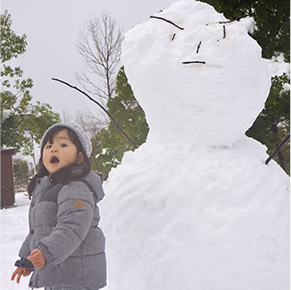雪だるまと女の子の写真